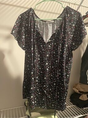 Simple Black Floral V-Neck Flutter Sleeve Top